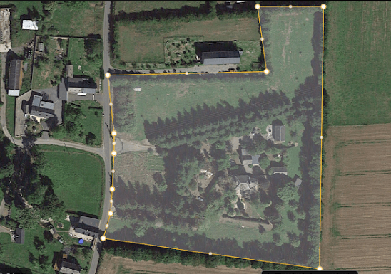 Vue aérienne indicative montrant le domaine arboré, les bâtiments au centre et les terrains environnants.